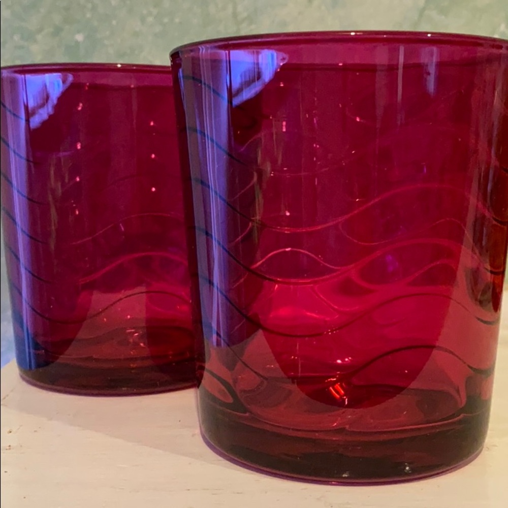 5/$25 Set of 2 festive fuchsia tumblers with wave design